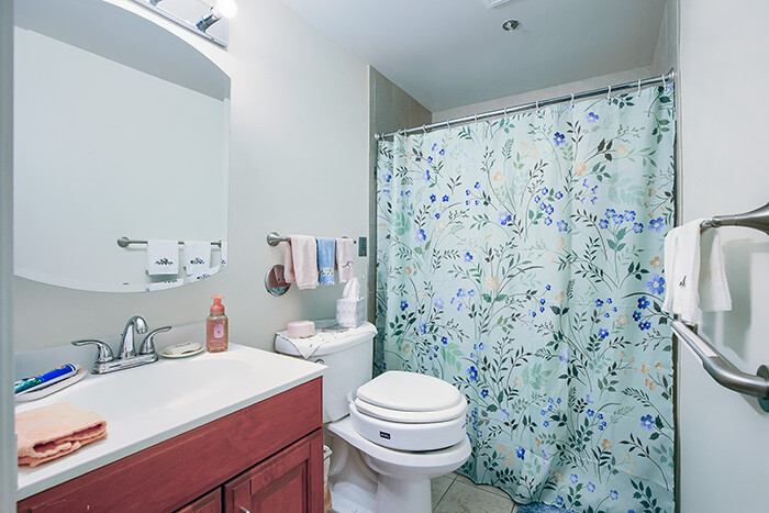 Larchwood Apartments Bathroom